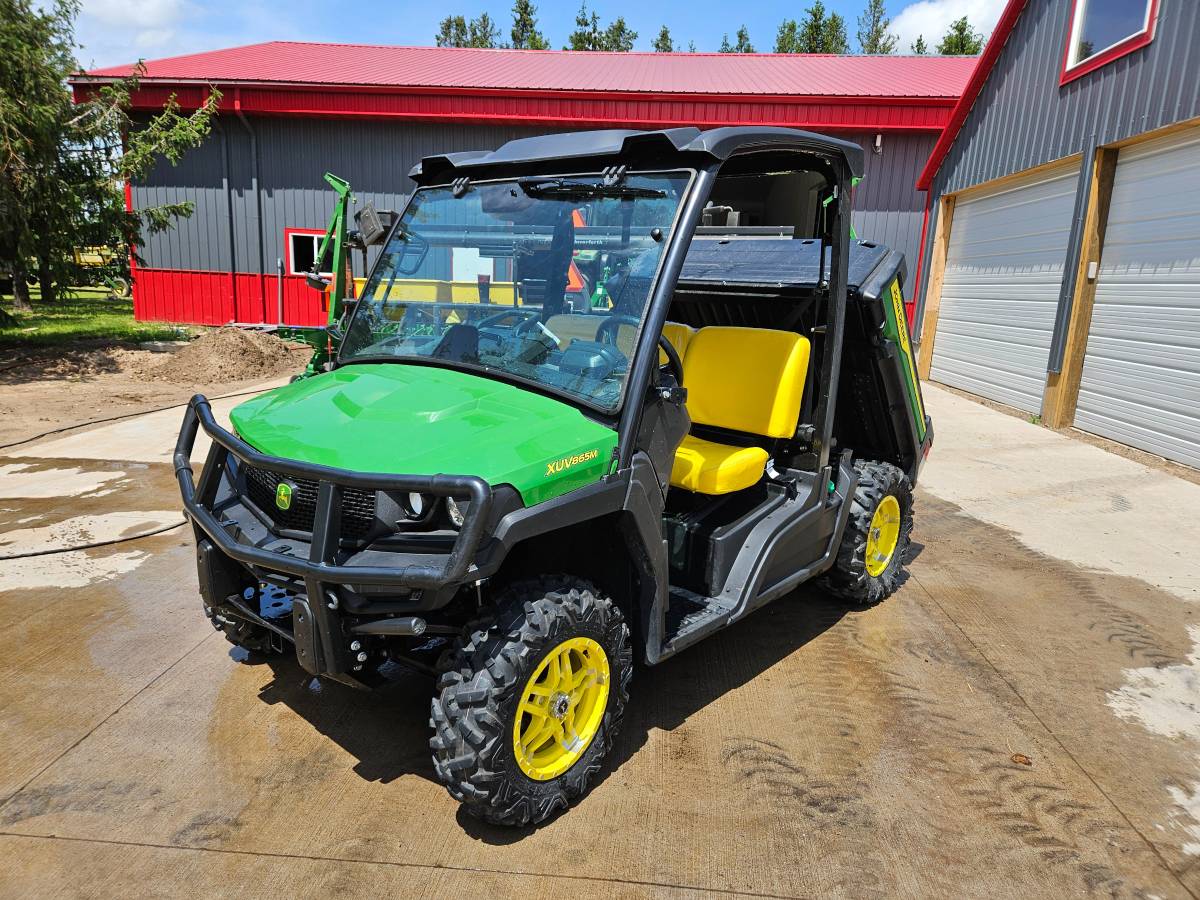 2022 John Deere Gator 865M — Low Hours